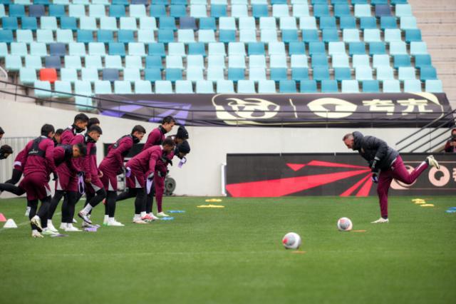 开云体育下载-2025超级杯前瞻：海港重在磨合 申花欲再冲冠