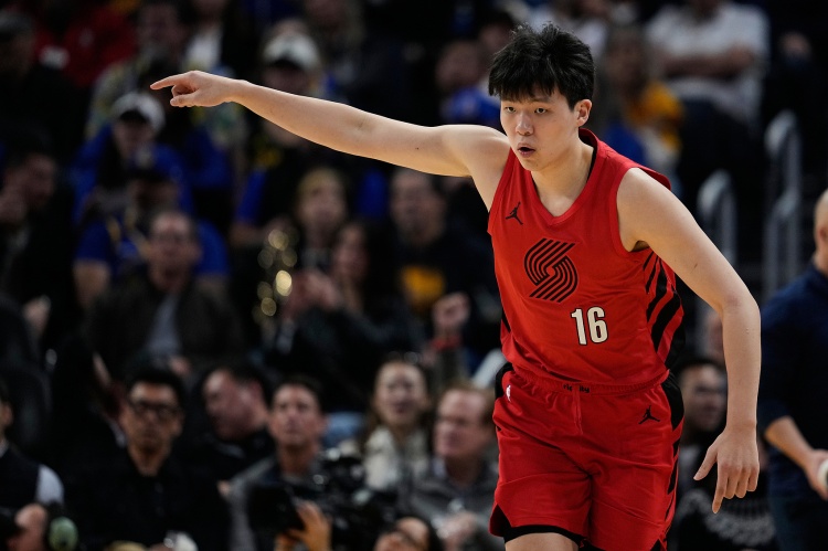 开云体育下载-拓记：杨瀚森半场毫不费力得到两双 空位上篮&amp;放篮可以做得更好