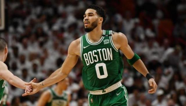 开云体育-生涯助攻纪录难掩失常表现 塔图姆能再次反弹吗？