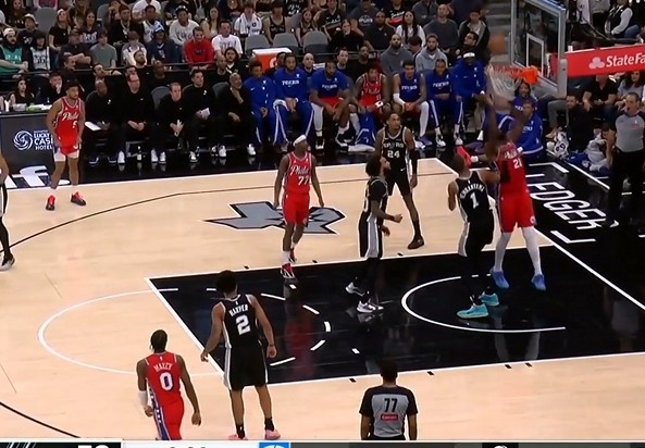 开云-还是得逞了！恩比德合球造犯规不成 自抛自扣最终获得罚球